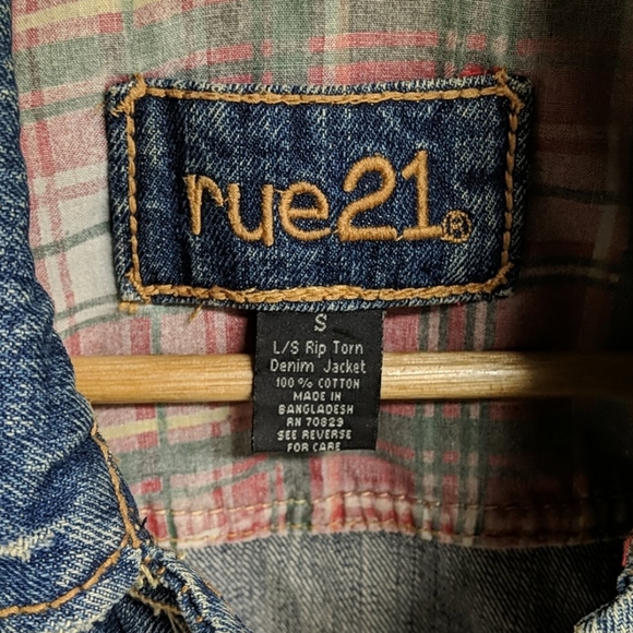 Distressed Cropped Denim Jacket - Picture 4 of 5